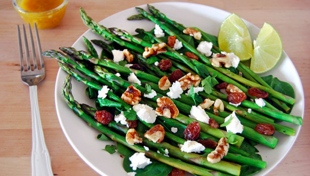 Espárragos cítricos con queso y nueces